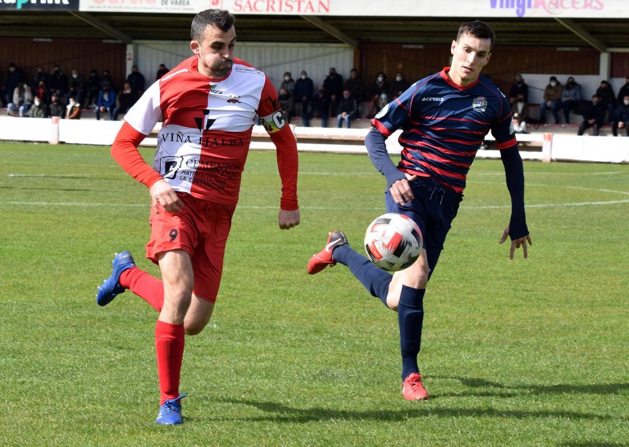 Rubén y Daniel corren detrás de un balón en Varea. 
