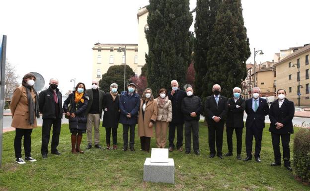 Placa conmemorativa ddescubierta en la rotonda, un espacio que el Ayuntamiento ha dedicado al colectivo de mécicos y médicas por su vocación de servicio. 