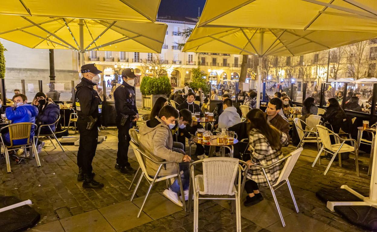 Agentes de la Policía Local Logroño, en una ronda de vigilancia. 