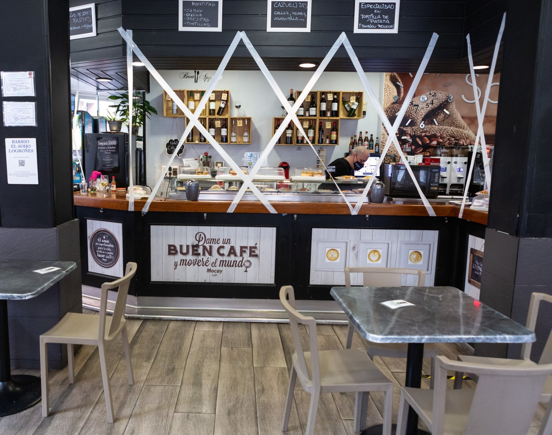 El bar Samper, de la calle Somosierra, ha 'precintado' la barra para recordar despistes. 