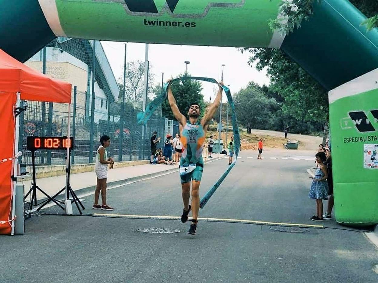 Darío García del Val entrando a meta como vencedor del Triatlón de Alfaro en 2020. 