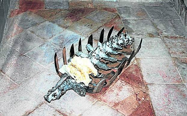 Huesos recogidos por el entorno y jabón están presentes en la obra. 