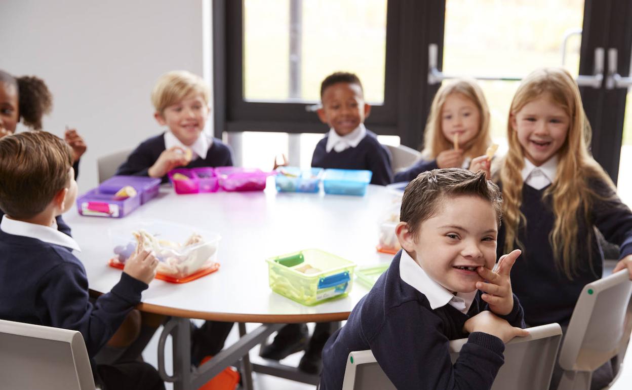 Un niño con síndrome de Down comparte aula en una escuela inclusiva. 