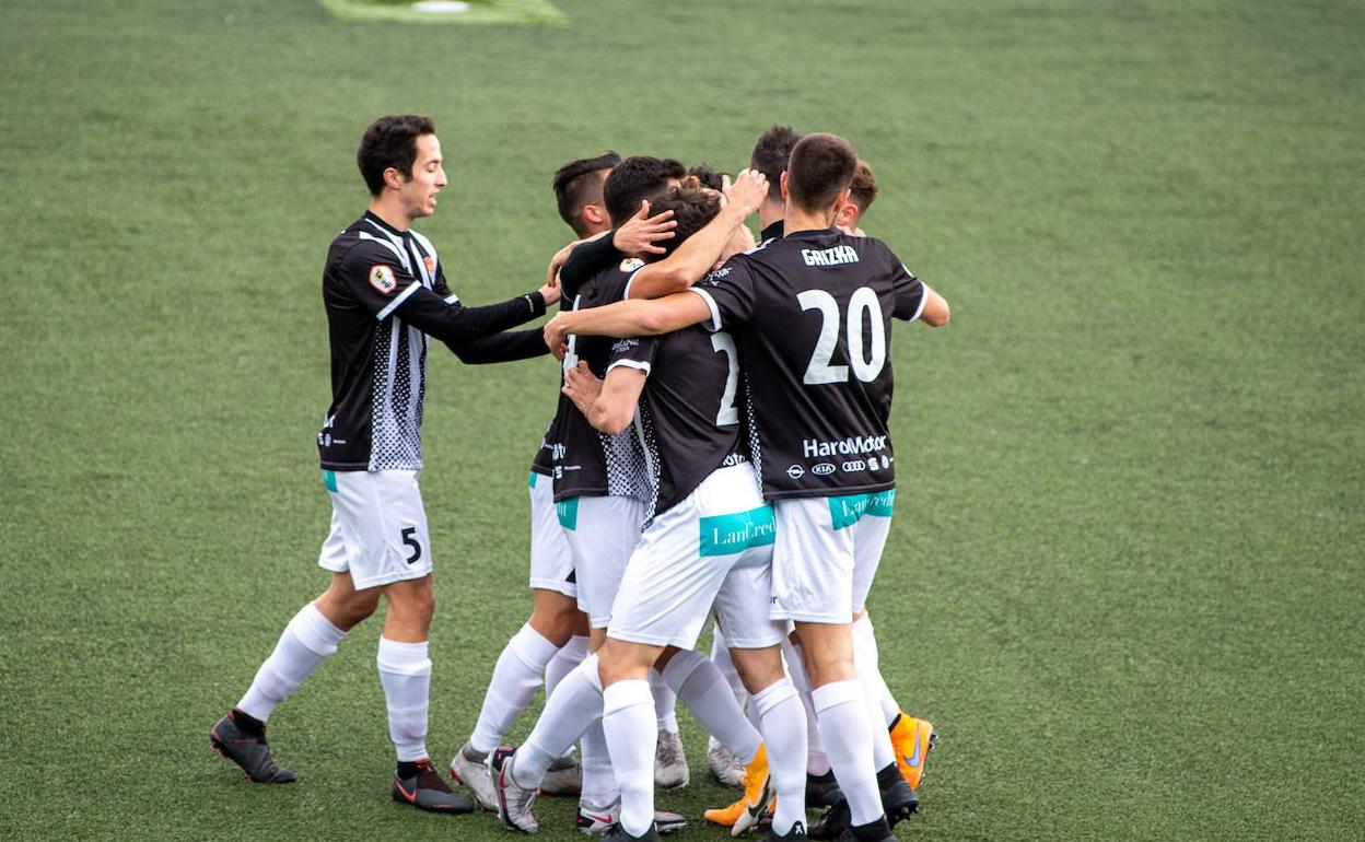 Los jugadores del Haro celebran un gol, esta temporada. 