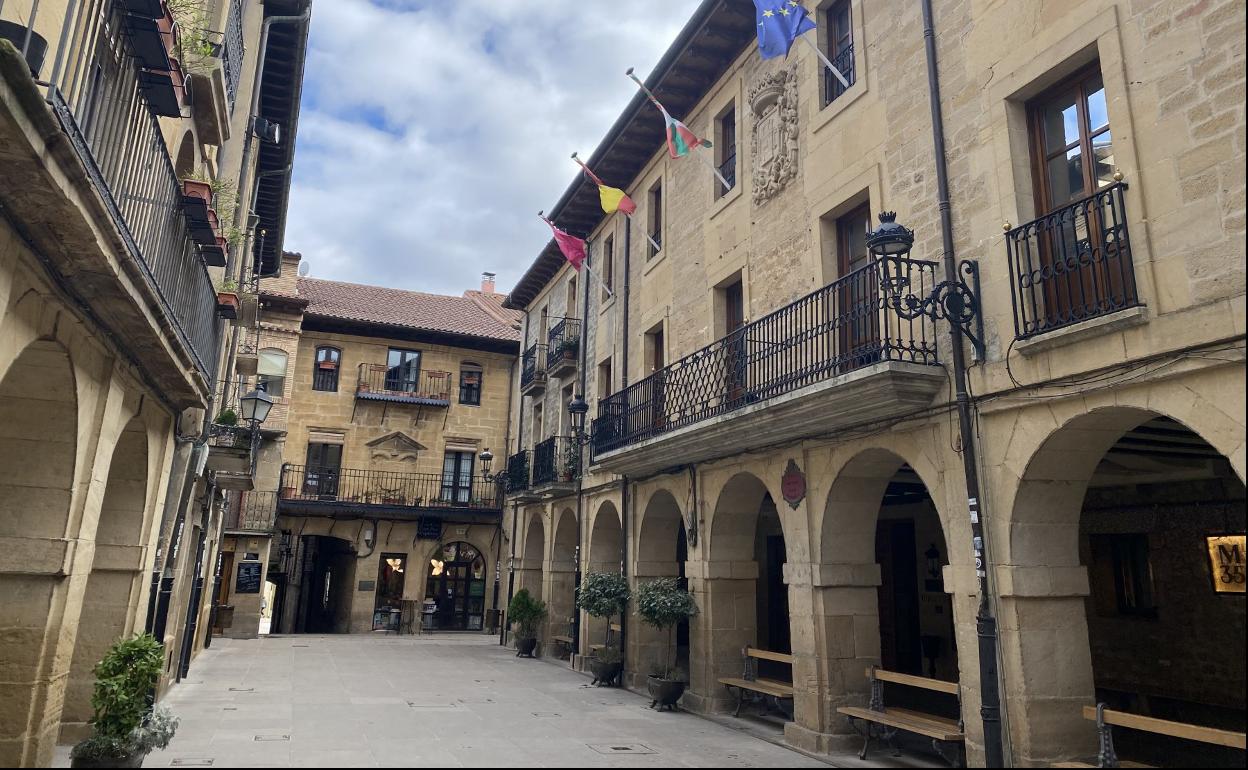 Plaza Mayor de Laguardia, donde se encuentra el Ayuntamiento de la localidad. 