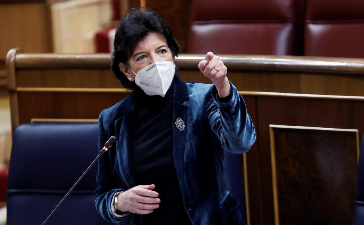 Isabel Celaá, durante el pleno de este miércoles.