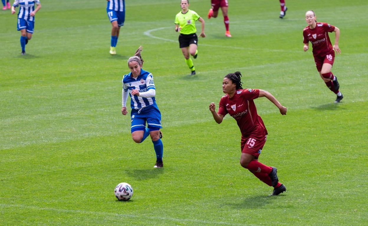 Ida, en la carrera por hacerse con el esférico, junto a una jugadora del Deportivo Abanca. 