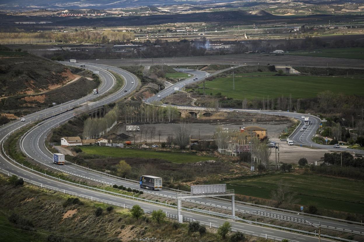 Imagen de la autopista AP-68, con tráfico pesado, en la zona de Agoncillo en donde discurre en paralelo a la N-232. 