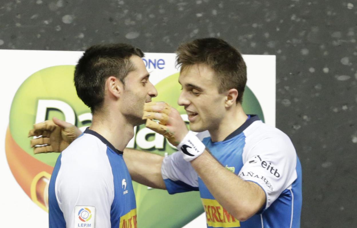 Albisu y Peña se felicitan tras ganas. 