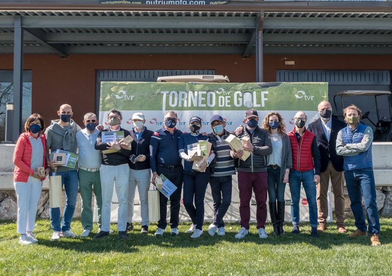 Los premiados posaron un momento junto a patrocinadores y organizadores con los trofeos y los obsequios de Nutrium y Bodegas Corral. 