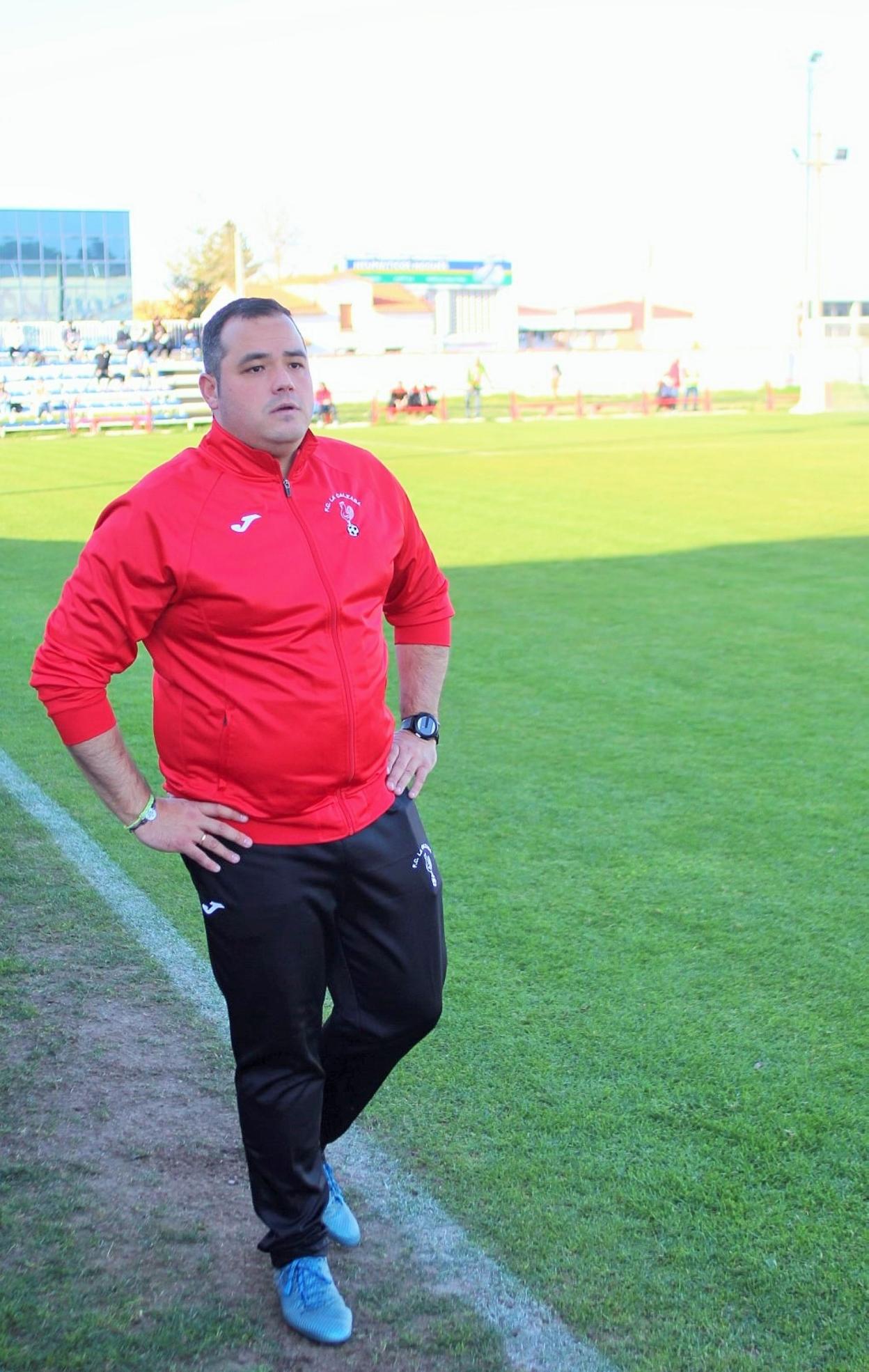 David Blázquez, entrenador del La Calzada, en la banda del campo municipal El Rollo de Santo Domingo. 