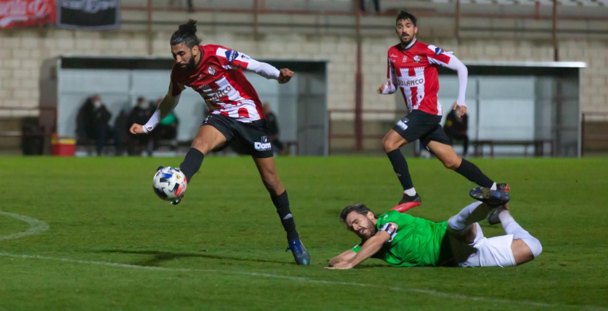 El blanquirrojo Achi dispara a puerta después de superar a un jugador del Haro en el partido disputado meses atrás en el campo Mundial 82 de Logroño. 