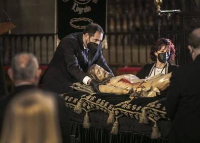 Imagen secundaria 1 - La Redonda acoge la Limpieza del Cristo más silenciosa