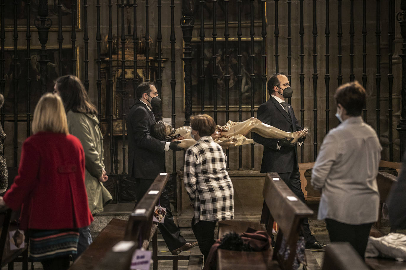 Fotos: Silencio y recogimiento en la limpieza del Cristo del Santo Sepulcro