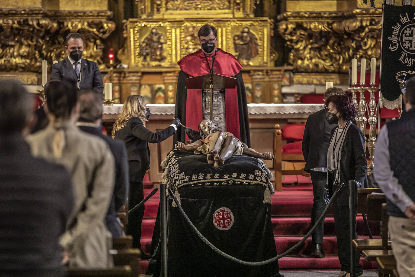 Fotos: Silencio y recogimiento en la limpieza del Cristo del Santo Sepulcro