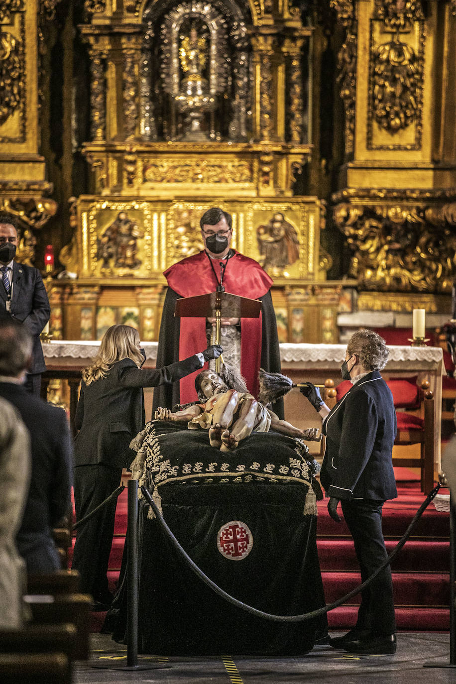 Fotos: Silencio y recogimiento en la limpieza del Cristo del Santo Sepulcro