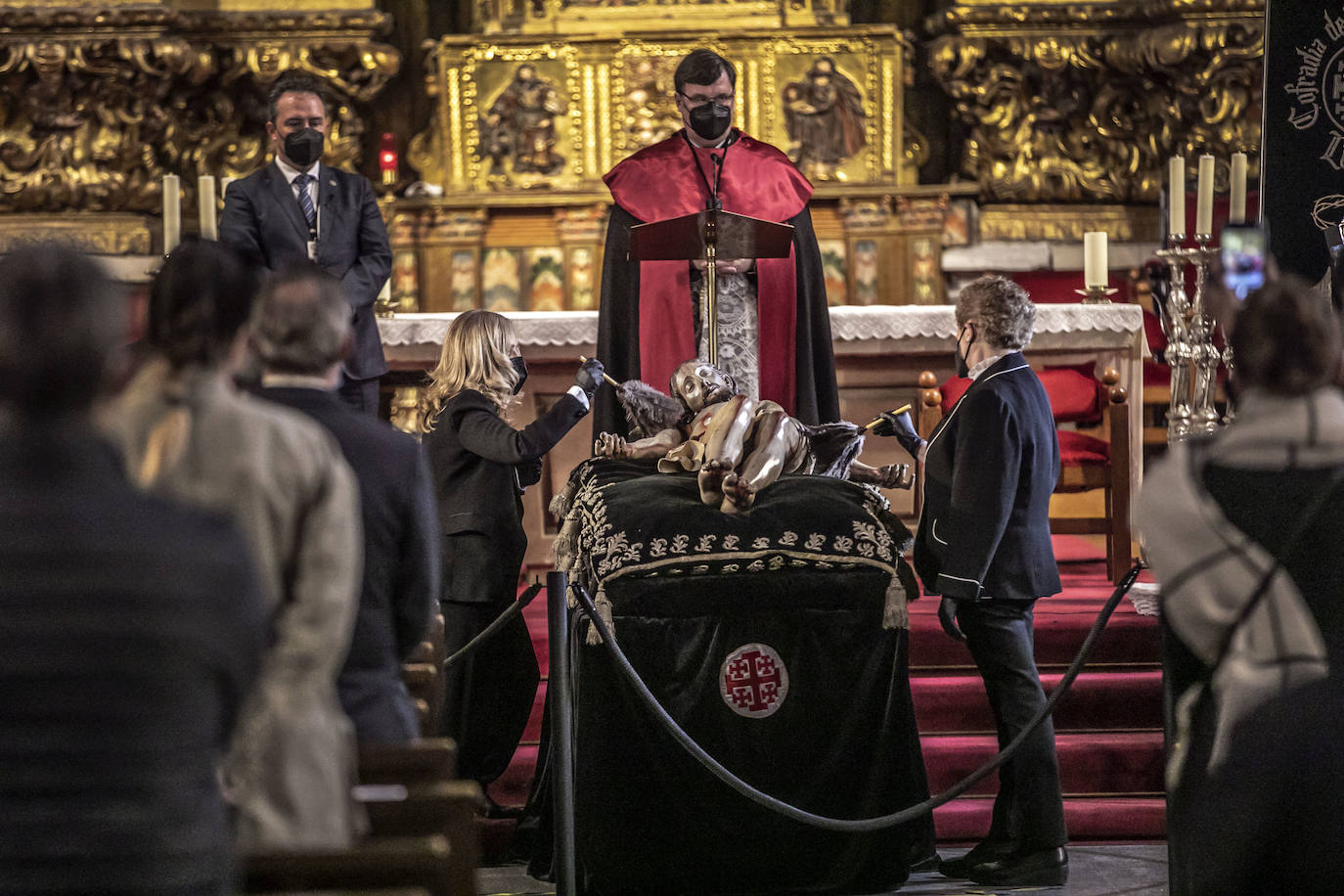 Fotos: Silencio y recogimiento en la limpieza del Cristo del Santo Sepulcro