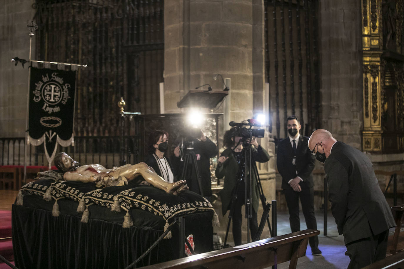 Fotos: Silencio y recogimiento en la limpieza del Cristo del Santo Sepulcro