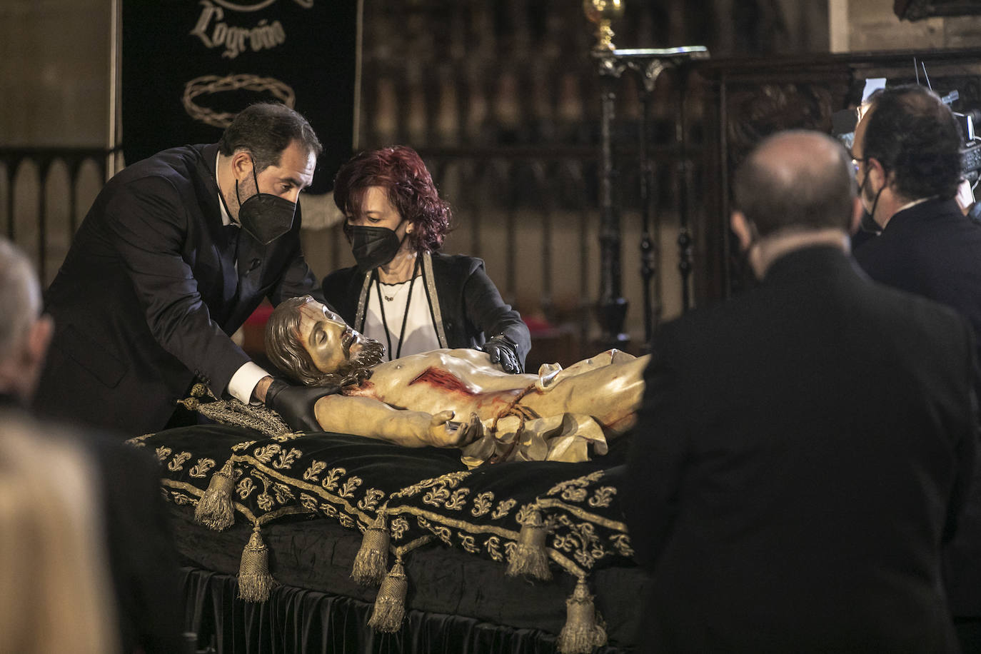 Fotos: Silencio y recogimiento en la limpieza del Cristo del Santo Sepulcro