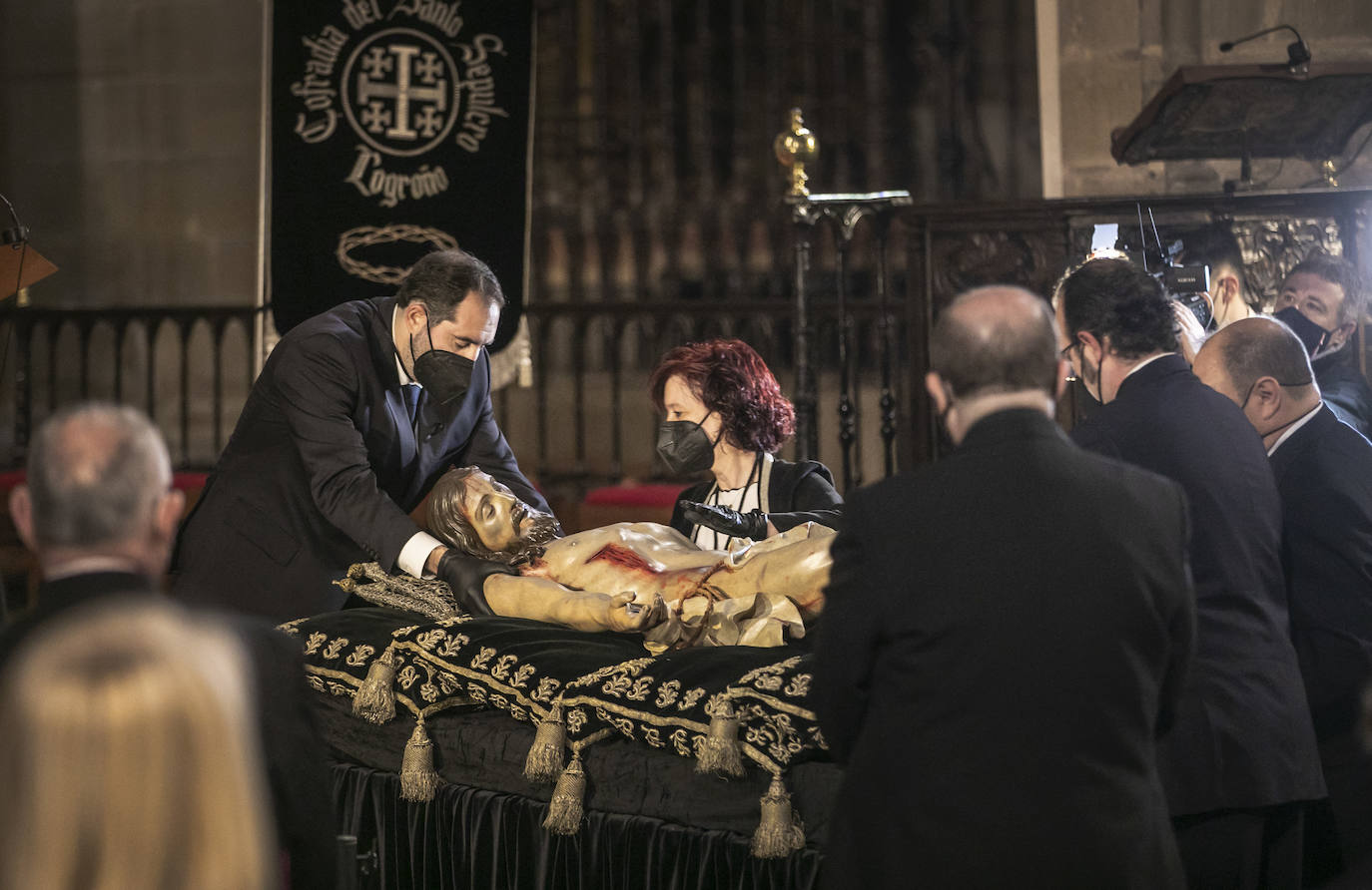 Fotos: Silencio y recogimiento en la limpieza del Cristo del Santo Sepulcro