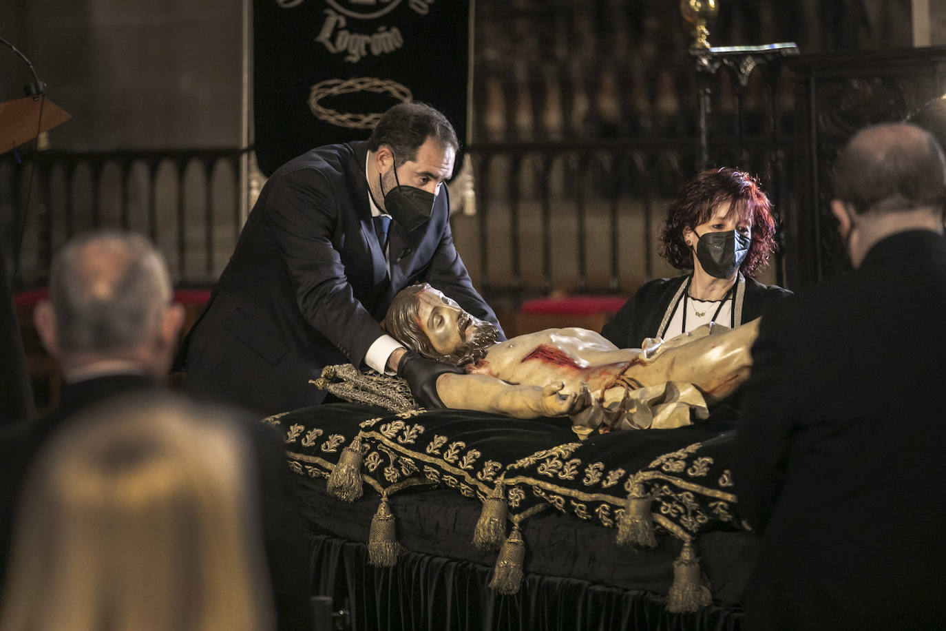 Fotos: Silencio y recogimiento en la limpieza del Cristo del Santo Sepulcro