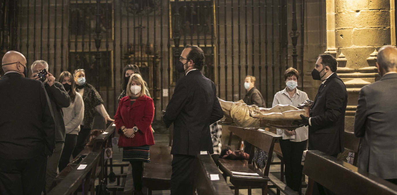 Fotos: Silencio y recogimiento en la limpieza del Cristo del Santo Sepulcro