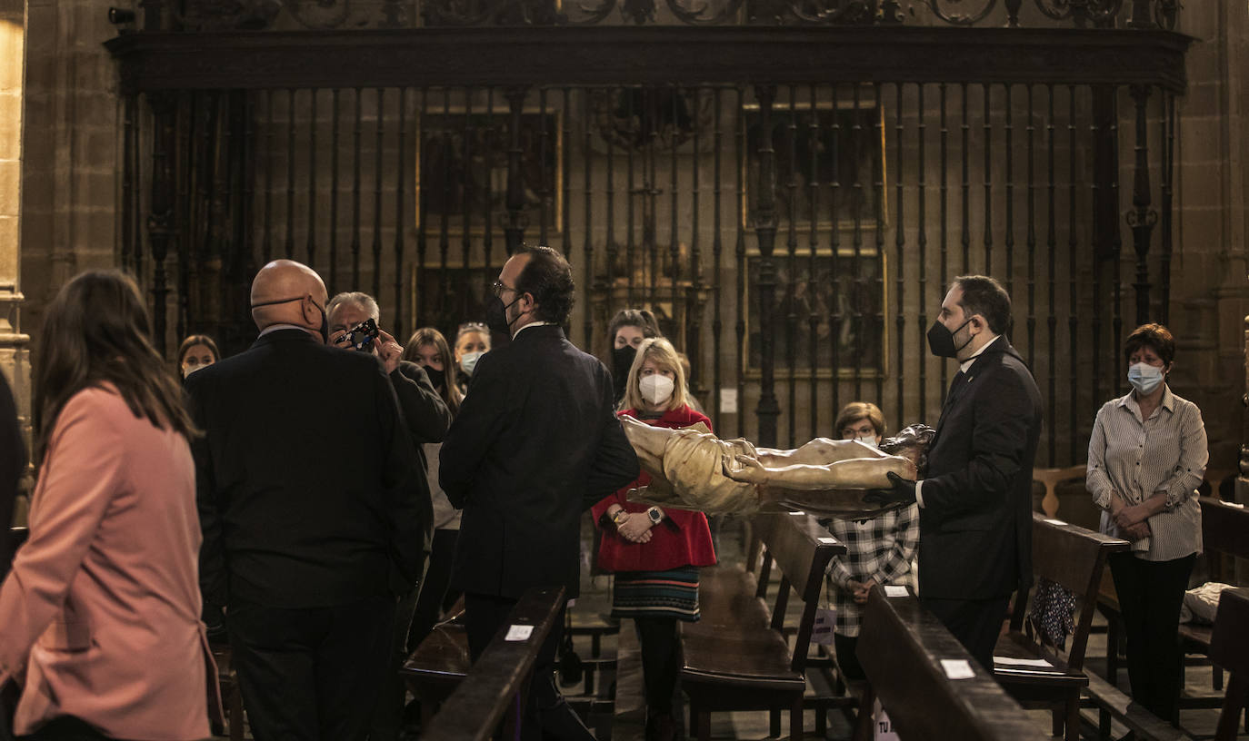 Fotos: Silencio y recogimiento en la limpieza del Cristo del Santo Sepulcro