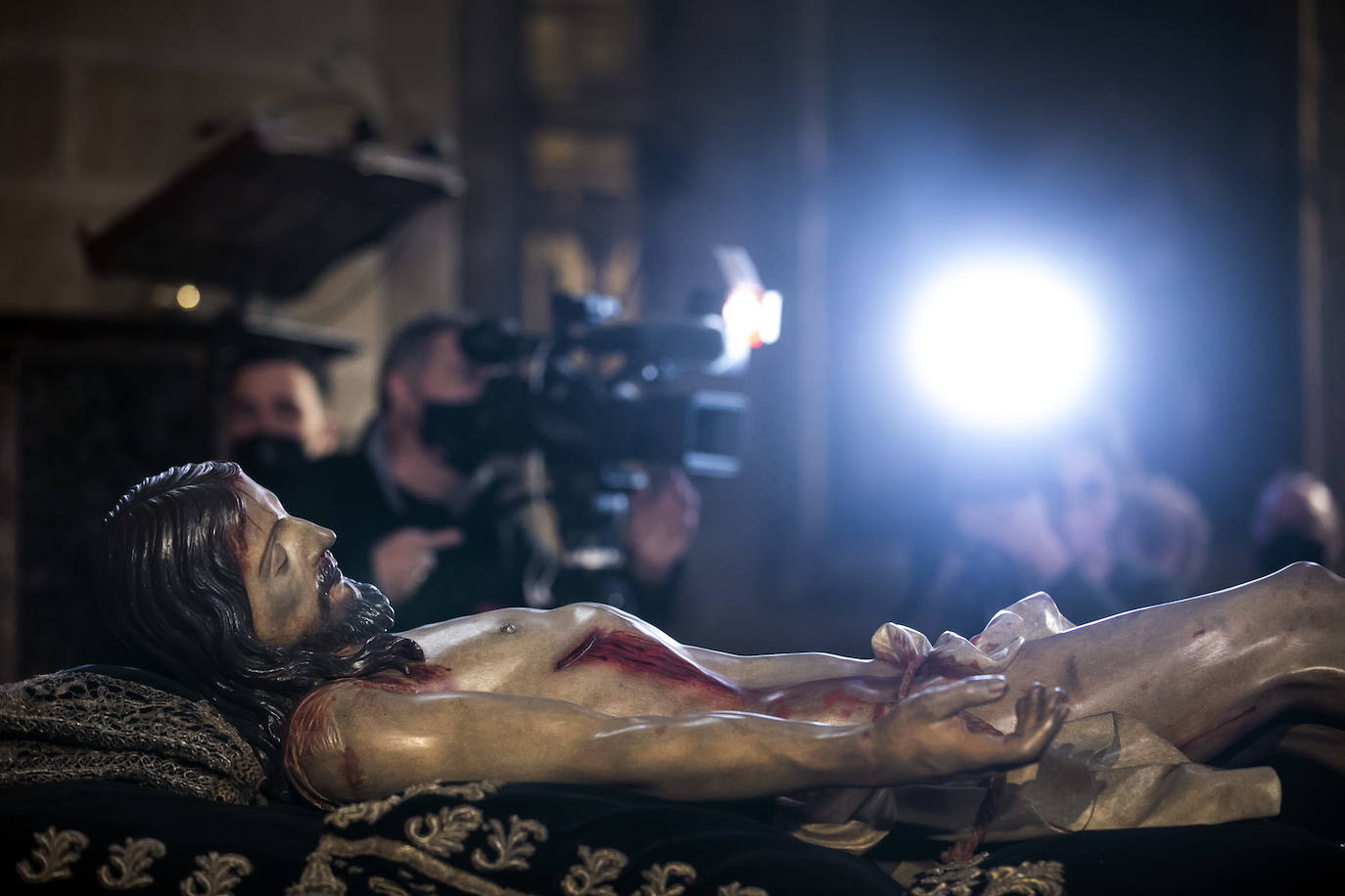 Fotos: Silencio y recogimiento en la limpieza del Cristo del Santo Sepulcro