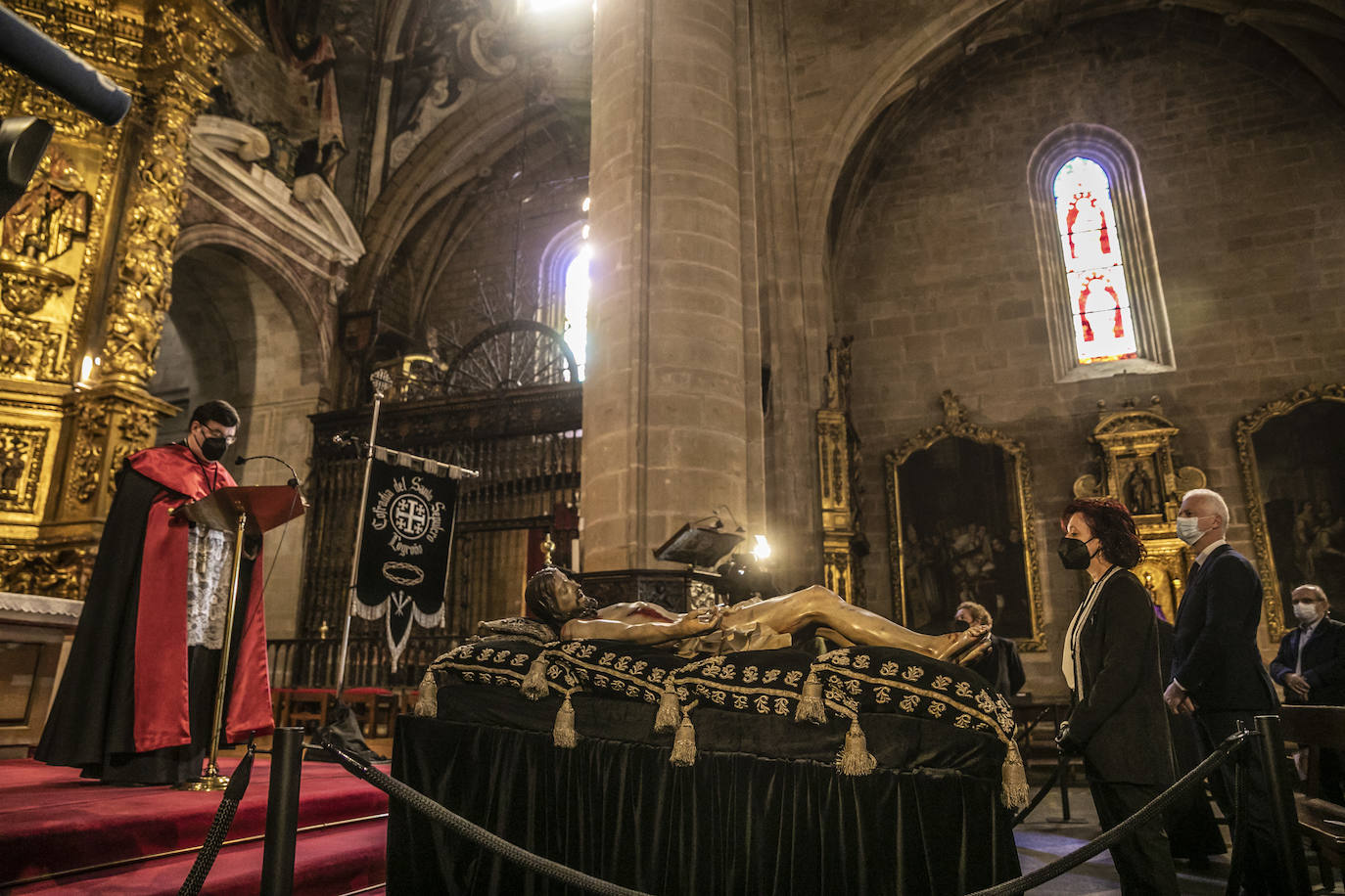 Fotos: Silencio y recogimiento en la limpieza del Cristo del Santo Sepulcro