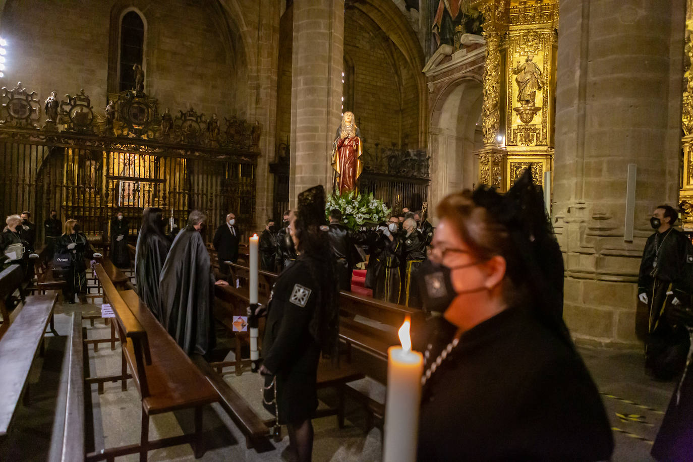 En La Redonda, la Cofradía de la Virgen de la Soledad realizó el Miércoles Santo el acto denominado 'Los siete encuentros con la madre'.