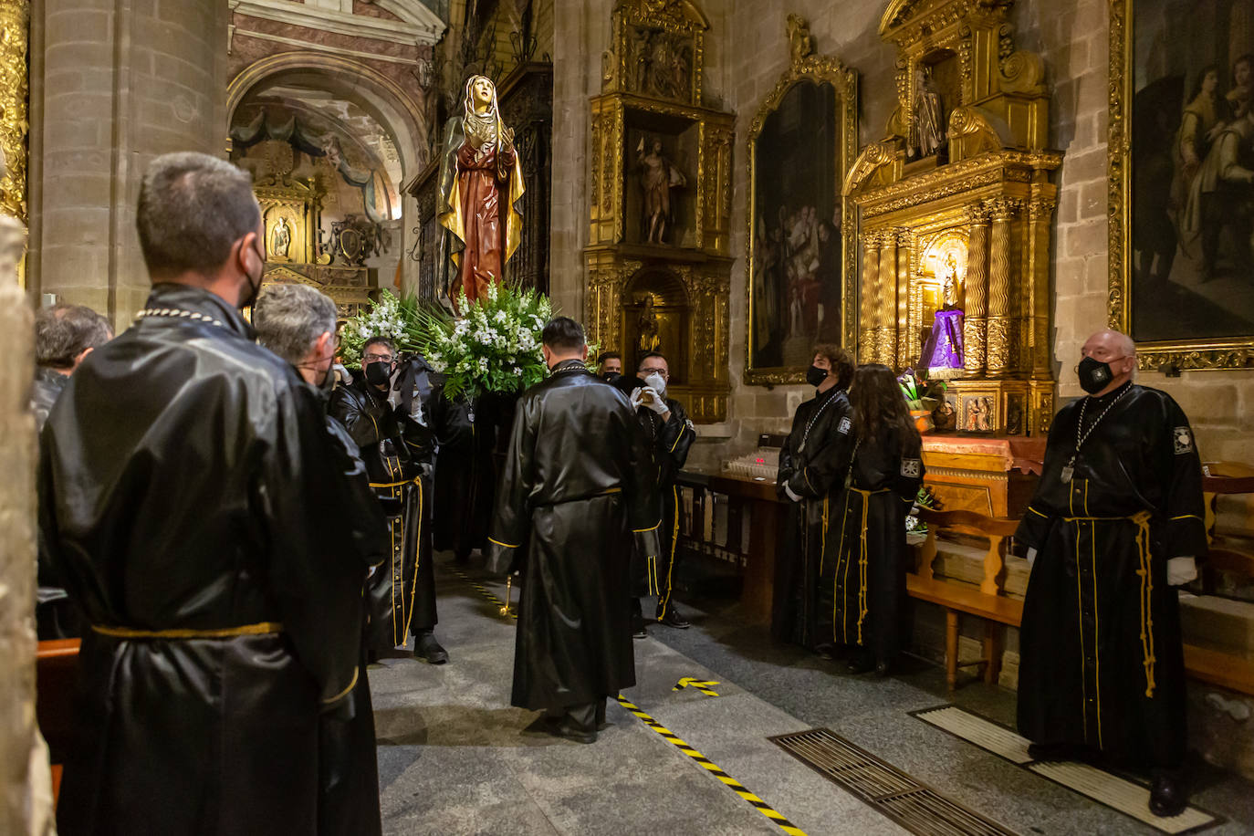 En La Redonda, la Cofradía de la Virgen de la Soledad realizó el Miércoles Santo el acto denominado 'Los siete encuentros con la madre'.