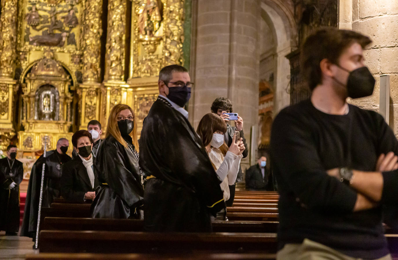 En La Redonda, la Cofradía de la Virgen de la Soledad realizó el Miércoles Santo el acto denominado 'Los siete encuentros con la madre'.