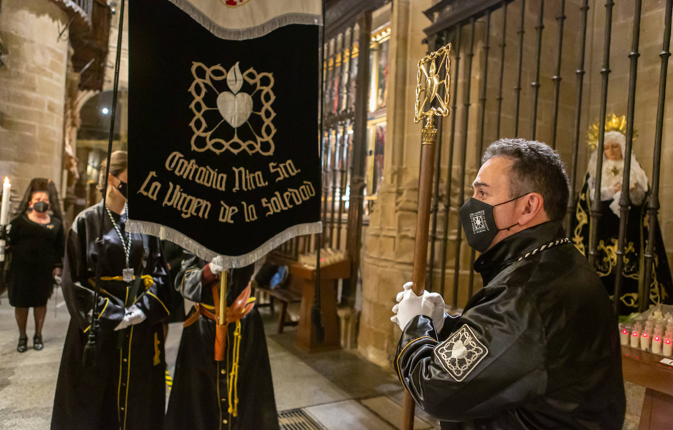 En La Redonda, la Cofradía de la Virgen de la Soledad realizó el Miércoles Santo el acto denominado 'Los siete encuentros con la madre'.