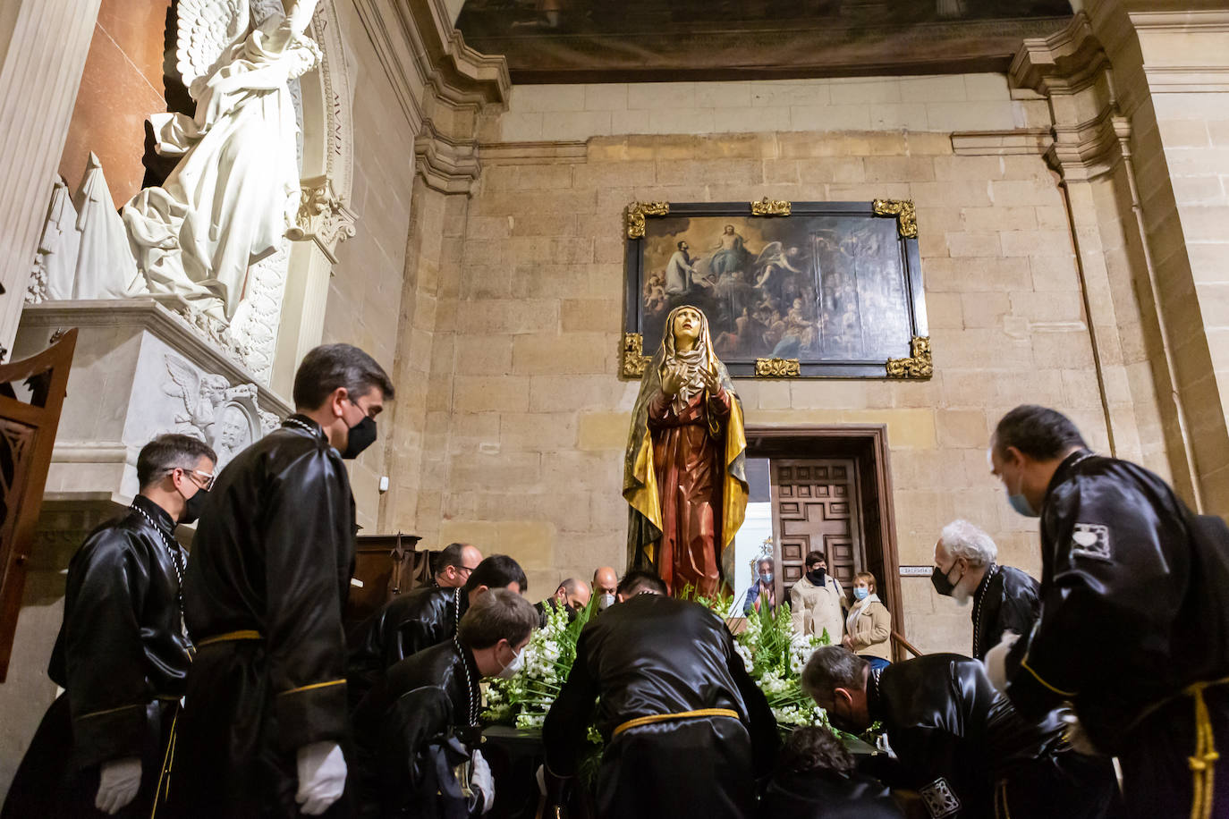 En La Redonda, la Cofradía de la Virgen de la Soledad realizó el Miércoles Santo el acto denominado 'Los siete encuentros con la madre'.