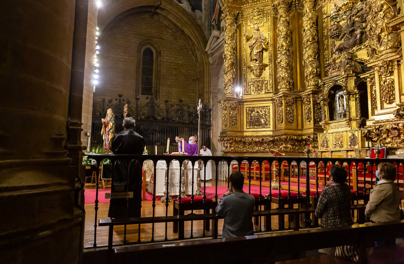 En La Redonda, la Cofradía de la Virgen de la Soledad realizó el Miércoles Santo el acto denominado 'Los siete encuentros con la madre'.