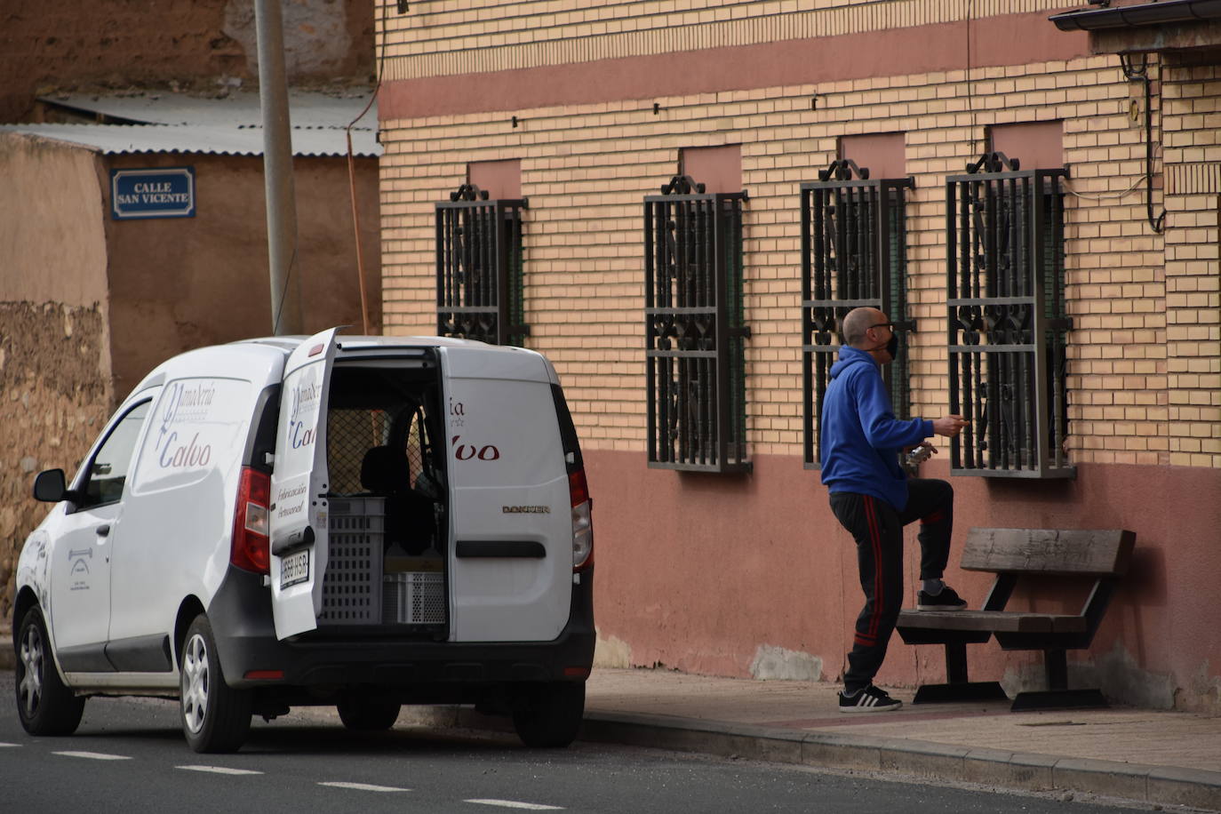 Las calles estaban desiertas en Cervera del Río Alhama y en Valverde en el primer día tras pasar al nivel 6 del semáforo por su alta incidencia de coronavirus.