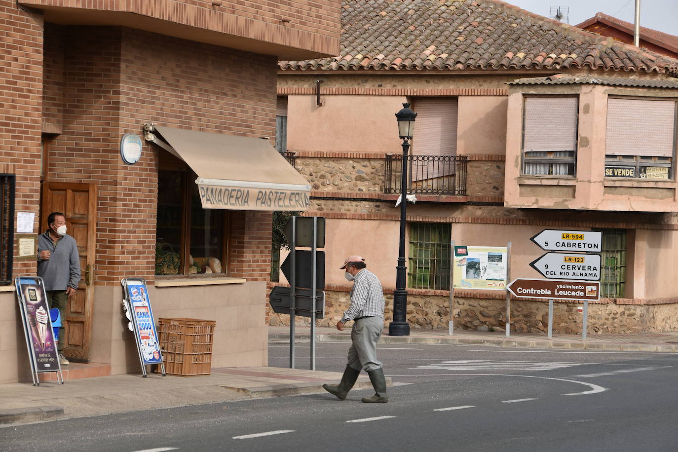 Las calles estaban desiertas en Cervera del Río Alhama y en Valverde en el primer día tras pasar al nivel 6 del semáforo por su alta incidencia de coronavirus.