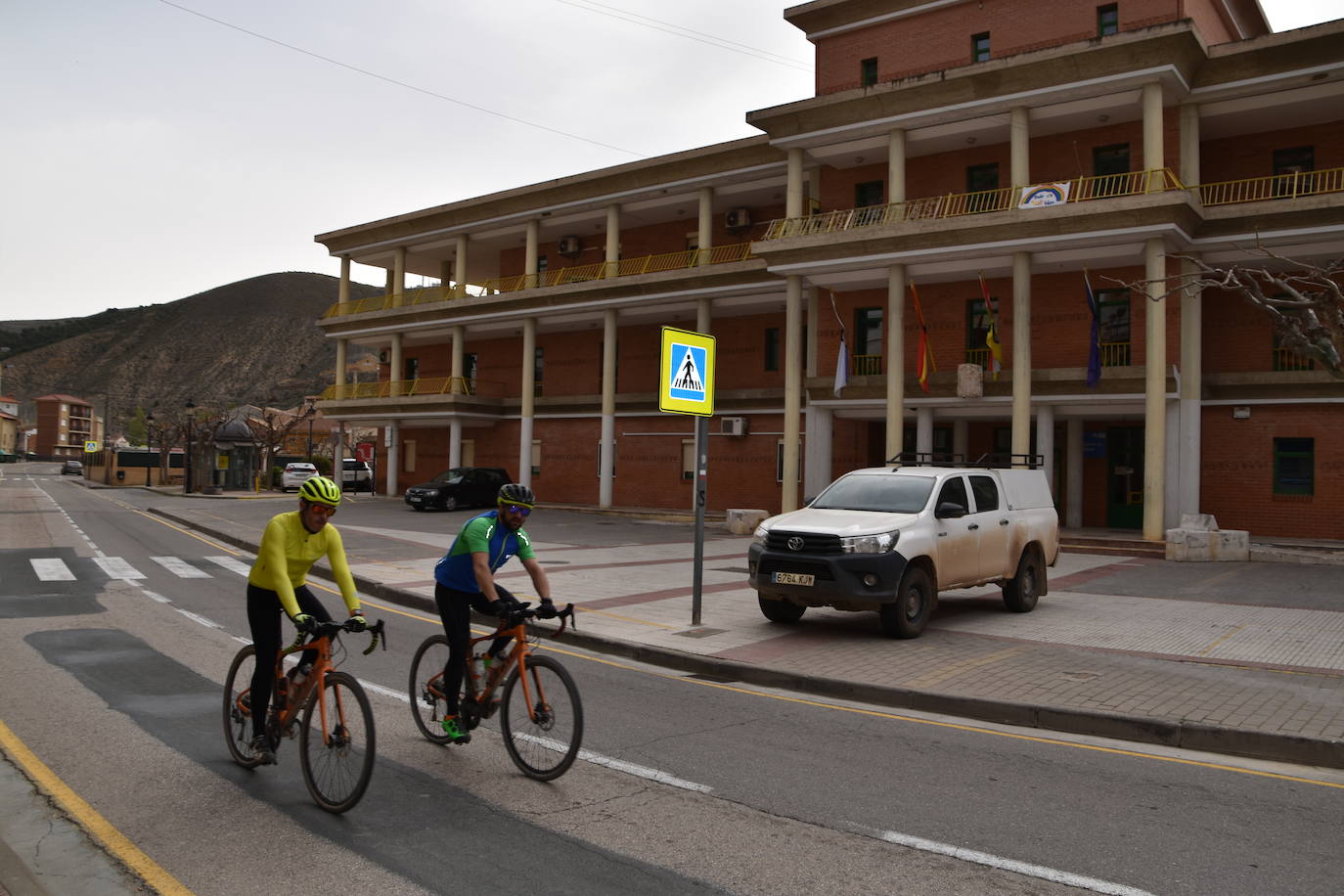 Las calles estaban desiertas en Cervera del Río Alhama y en Valverde en el primer día tras pasar al nivel 6 del semáforo por su alta incidencia de coronavirus.