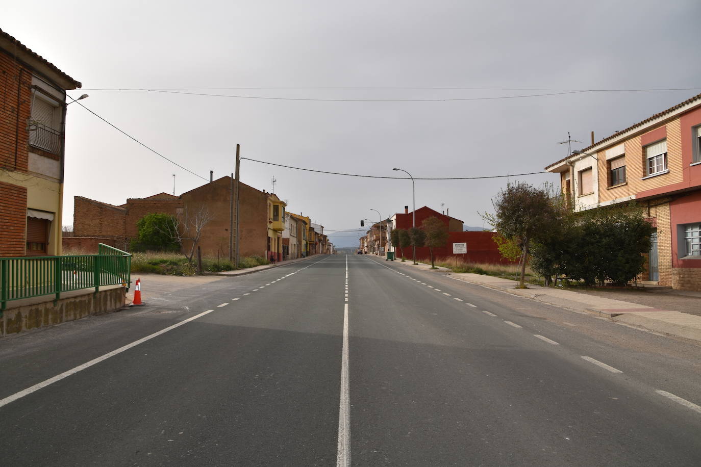 Las calles estaban desiertas en Cervera del Río Alhama y en Valverde en el primer día tras pasar al nivel 6 del semáforo por su alta incidencia de coronavirus.