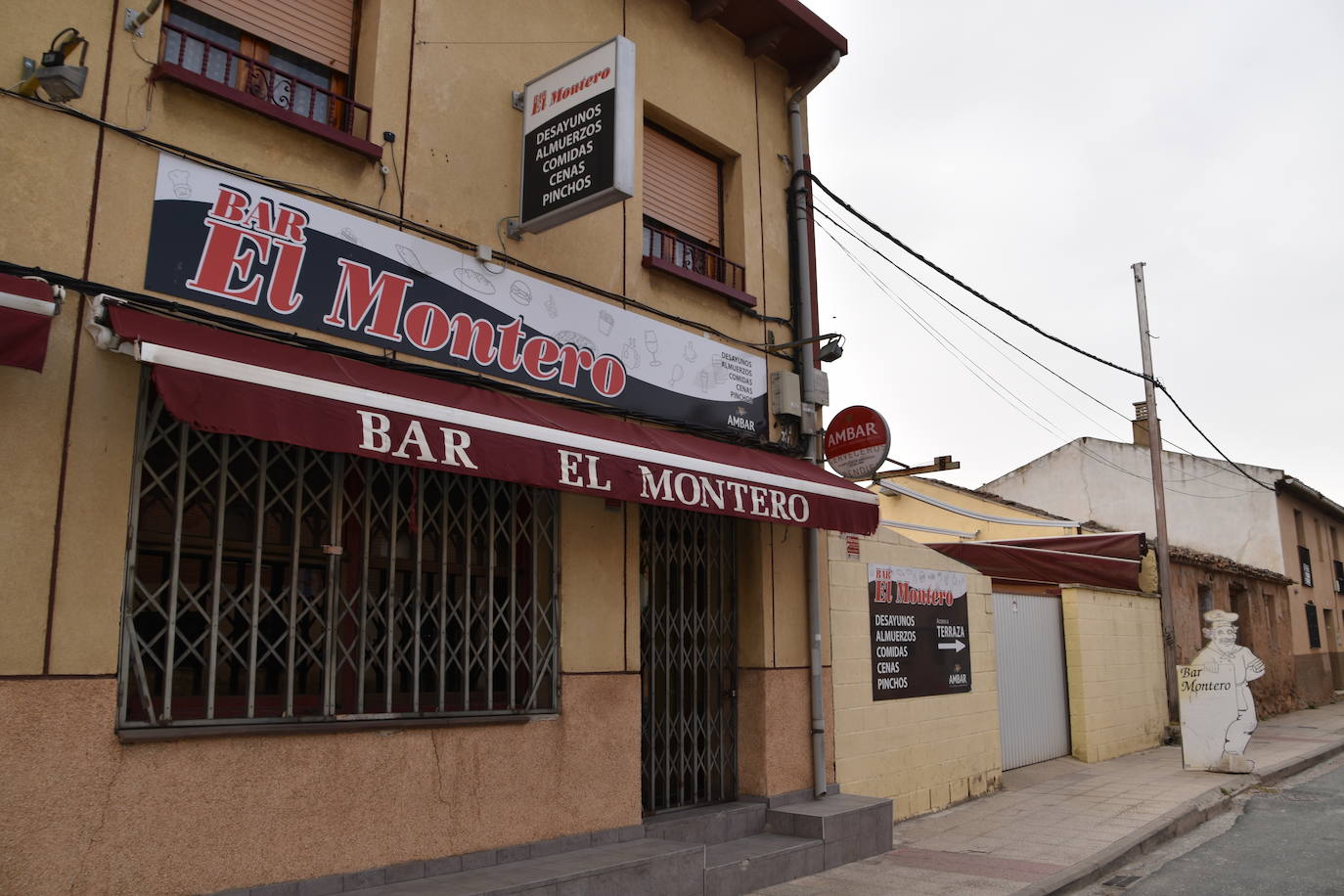 Las calles estaban desiertas en Cervera del Río Alhama y en Valverde en el primer día tras pasar al nivel 6 del semáforo por su alta incidencia de coronavirus.