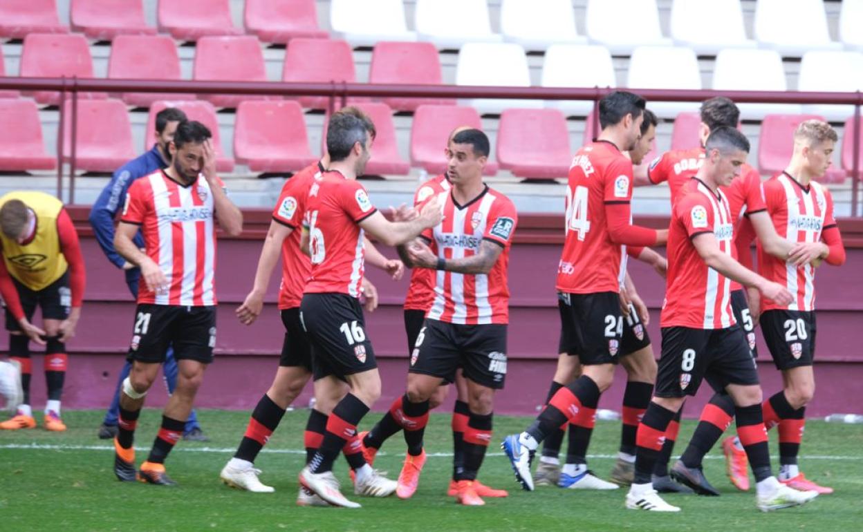 Los jugadores de la UD Logroñés celebran el gol de Iñaki. 