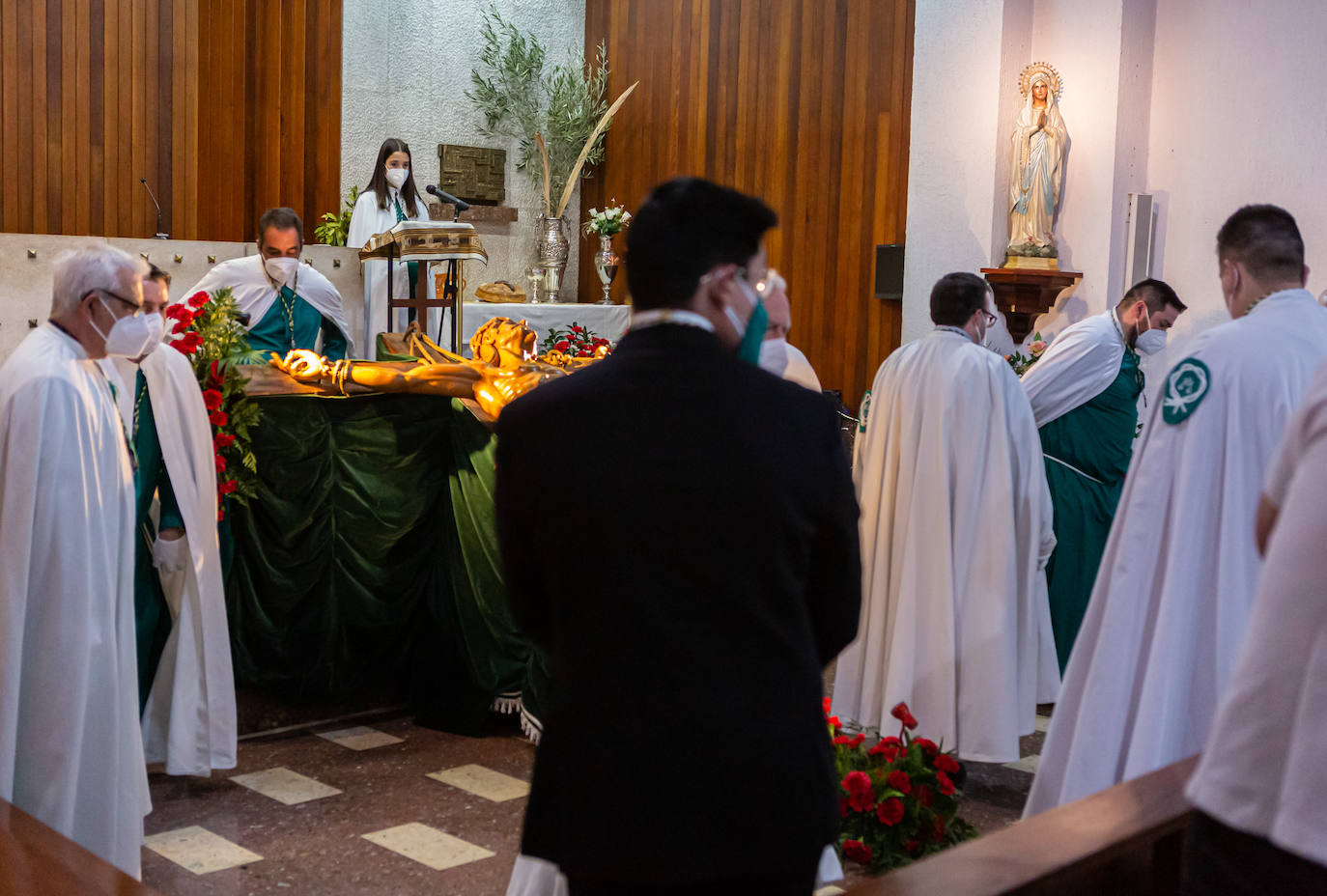 Por segundo año consecutivo, ayer no hubo procesión de las Siete Palabras ni se vieron en un Jueves Santo sus característicos capirotes verdes por avenida de La Paz y aledaños. Pero, esta vez, los cofrades sí pudieron acercarse a la capilla de los Escolapios para contemplar a Cristo en la Cruz. 