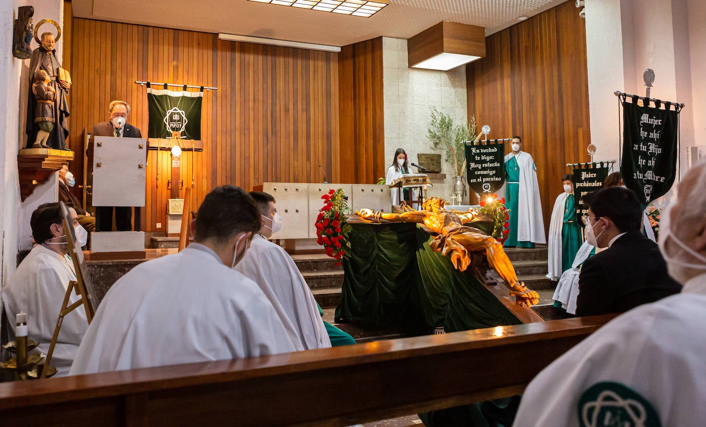 Por segundo año consecutivo, ayer no hubo procesión de las Siete Palabras ni se vieron en un Jueves Santo sus característicos capirotes verdes por avenida de La Paz y aledaños. Pero, esta vez, los cofrades sí pudieron acercarse a la capilla de los Escolapios para contemplar a Cristo en la Cruz. 