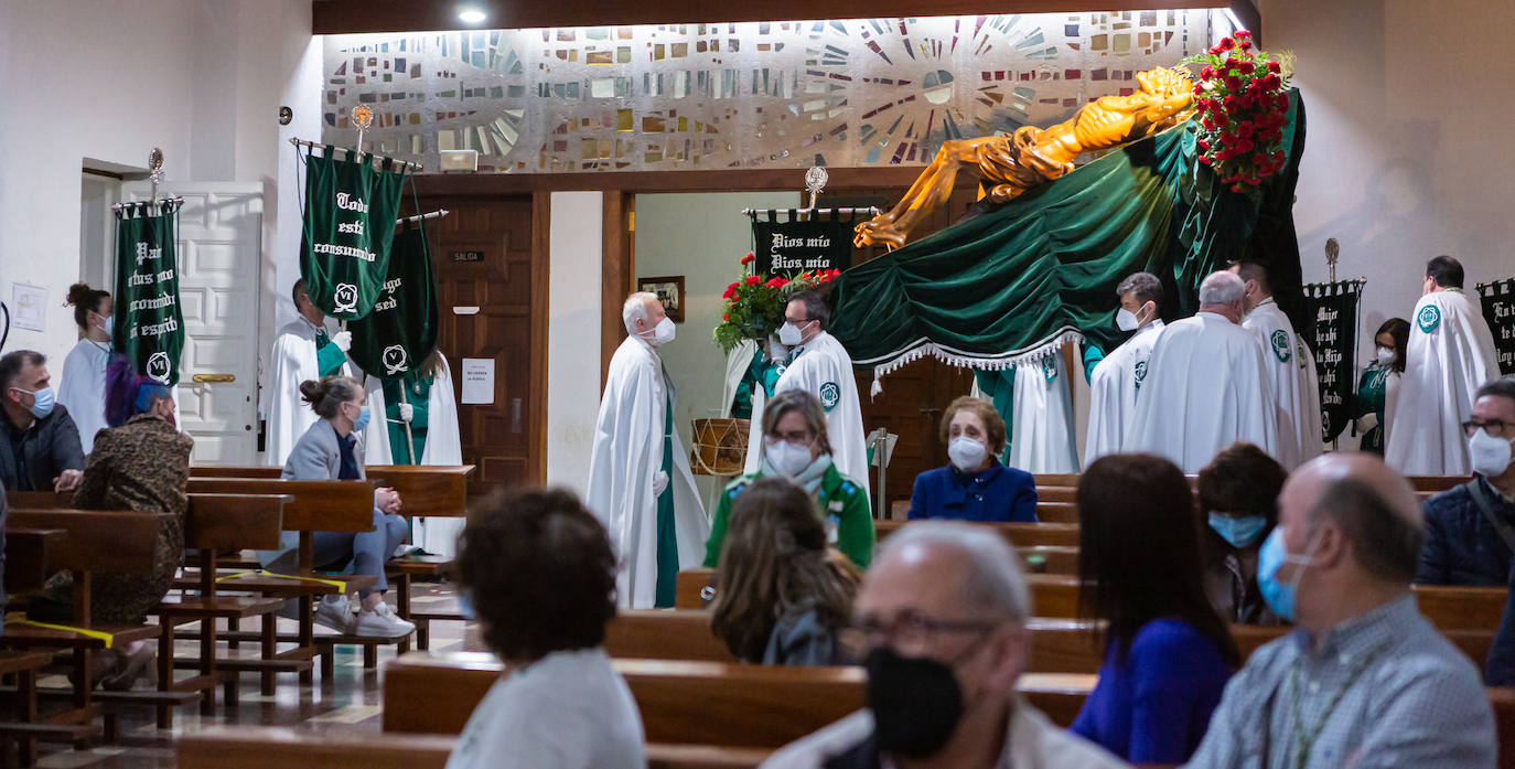 Por segundo año consecutivo, ayer no hubo procesión de las Siete Palabras ni se vieron en un Jueves Santo sus característicos capirotes verdes por avenida de La Paz y aledaños. Pero, esta vez, los cofrades sí pudieron acercarse a la capilla de los Escolapios para contemplar a Cristo en la Cruz. 