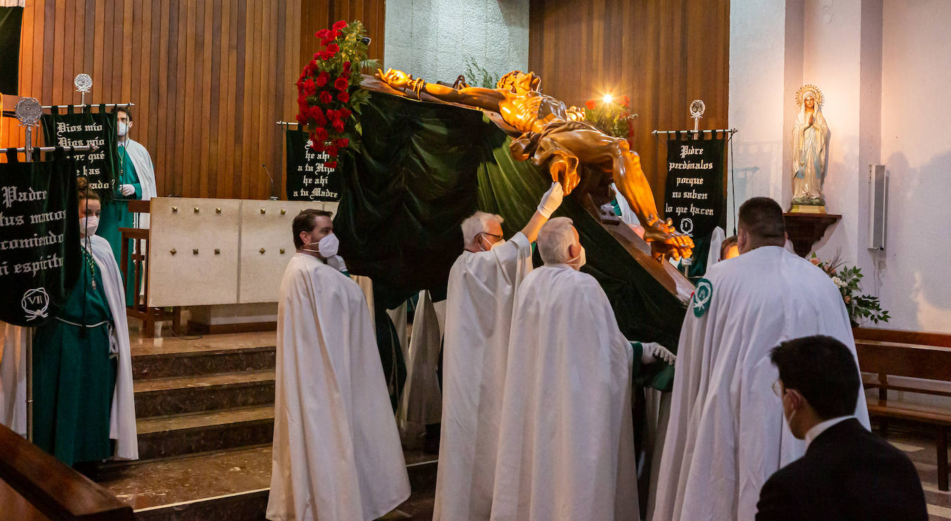 Por segundo año consecutivo, ayer no hubo procesión de las Siete Palabras ni se vieron en un Jueves Santo sus característicos capirotes verdes por avenida de La Paz y aledaños. Pero, esta vez, los cofrades sí pudieron acercarse a la capilla de los Escolapios para contemplar a Cristo en la Cruz. 