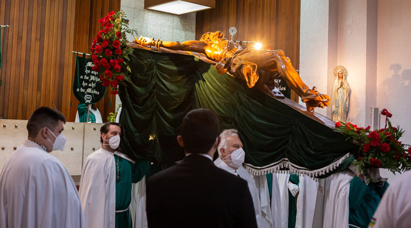 Por segundo año consecutivo, ayer no hubo procesión de las Siete Palabras ni se vieron en un Jueves Santo sus característicos capirotes verdes por avenida de La Paz y aledaños. Pero, esta vez, los cofrades sí pudieron acercarse a la capilla de los Escolapios para contemplar a Cristo en la Cruz. 