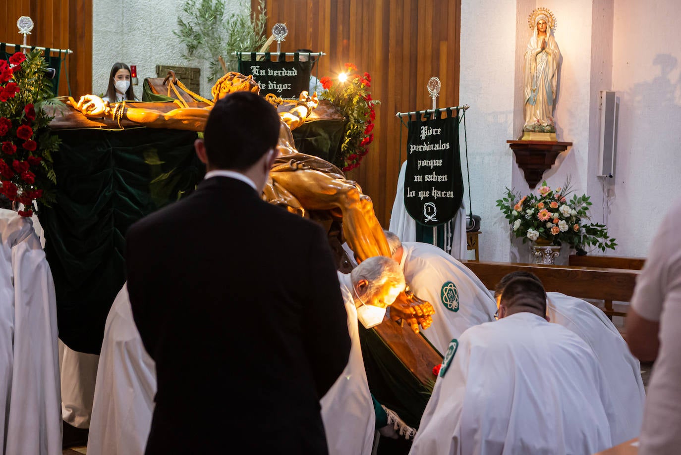 Por segundo año consecutivo, ayer no hubo procesión de las Siete Palabras ni se vieron en un Jueves Santo sus característicos capirotes verdes por avenida de La Paz y aledaños. Pero, esta vez, los cofrades sí pudieron acercarse a la capilla de los Escolapios para contemplar a Cristo en la Cruz. 