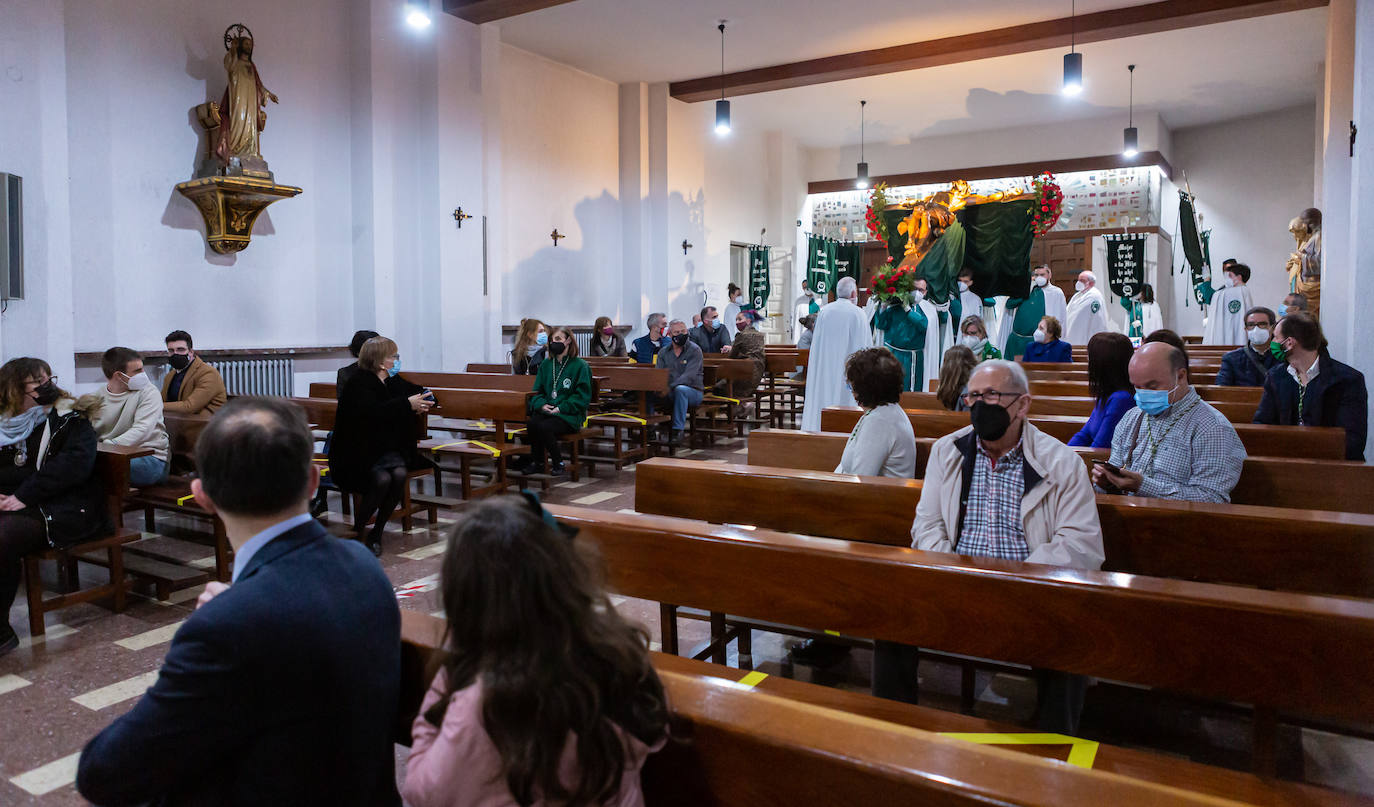 Por segundo año consecutivo, ayer no hubo procesión de las Siete Palabras ni se vieron en un Jueves Santo sus característicos capirotes verdes por avenida de La Paz y aledaños. Pero, esta vez, los cofrades sí pudieron acercarse a la capilla de los Escolapios para contemplar a Cristo en la Cruz. 