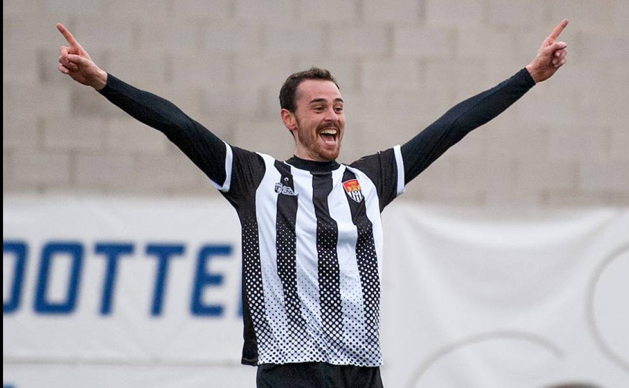 Mikel Bueno celebra un gol. 