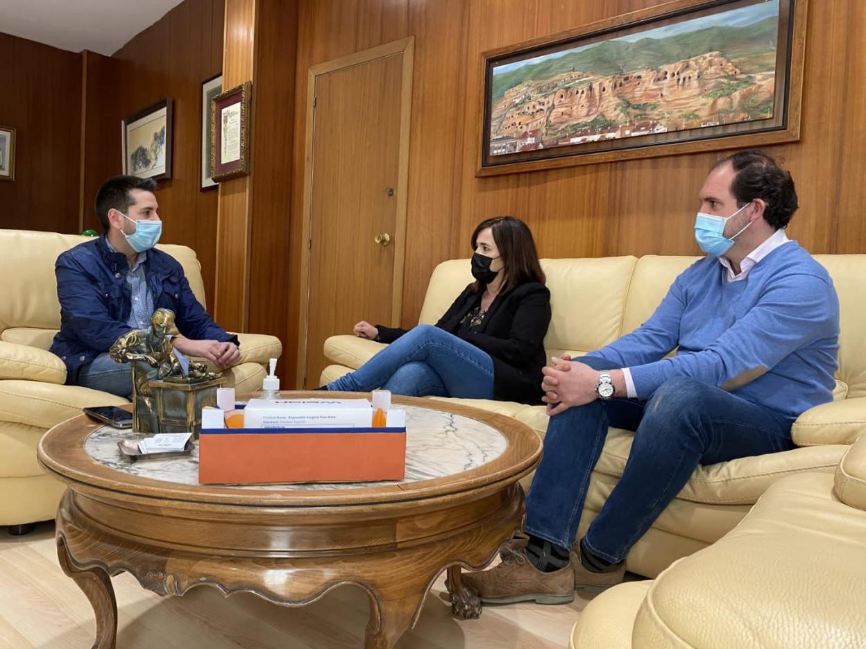 Un momento de la reunión entre Javier García, Beatriz Arraiz y Javier Caldito en el Ayuntamiento arnedano. 